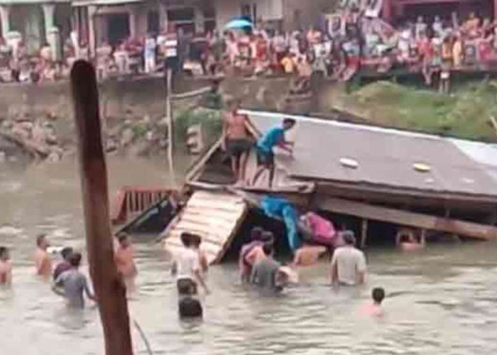Rumah Warga OKI Hanyut di Sungai Komering, Akibat Hujan Disertai Angin Kencang