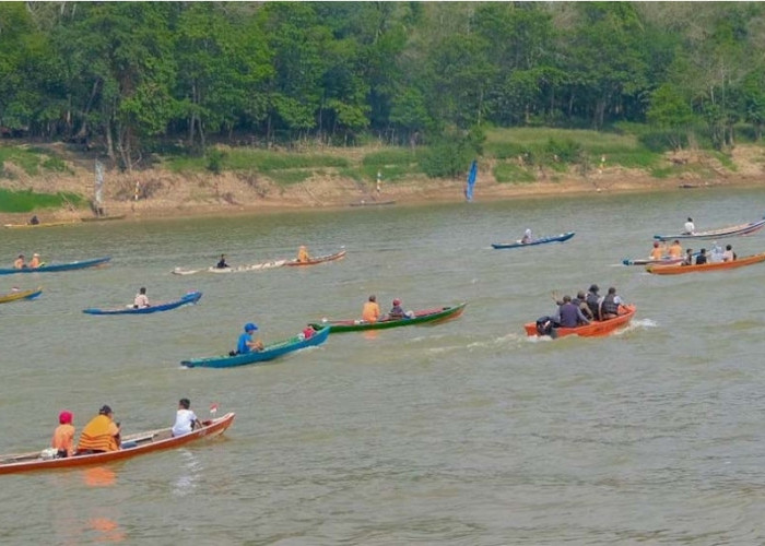 Puluhan Nelayan Adu Kecepatan Perahu Ketek di Lumpatan, Rebut Hadiah Jutaan Rupiah