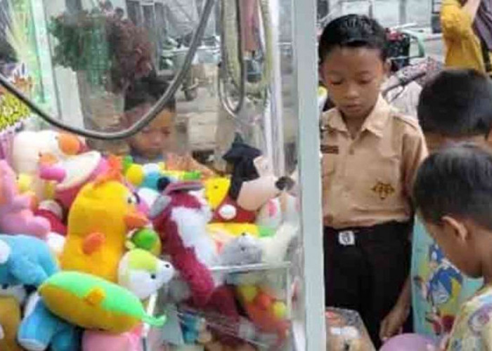 Permainan Capit Boneka Makin Menjamur di Muba, Hadir di Warung-warung, Digemari Anak-anak
