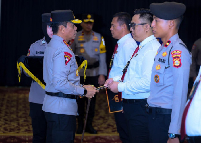 5 Personil Polres Muba Terima Penghargaan Pin Emas dari Kapolda Sumsel