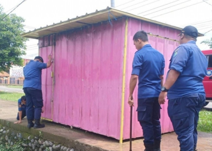 Respons Cepat Damkar Muba Selamatkan Kucing Terjepit di Bawah Container UMKM Sekayu