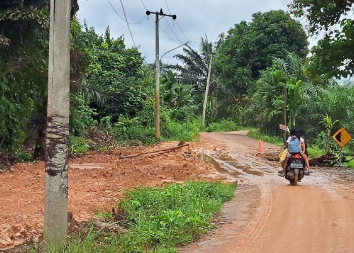 Buat Jalan Baru, Antisipasi Jalan Longsor di Desa Karang Ringin