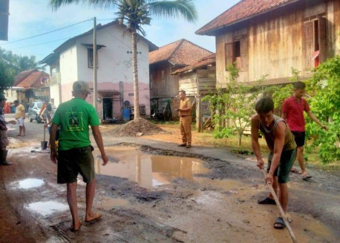 Inisiatif Warga dan Pemerintah Kelurahan Ngulak, Gotong Royong Perbaiki Jalan Tusan Jaya