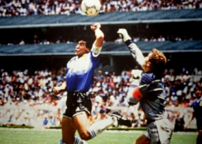 Bola yang Dipakai Diego Maradona untuk Mencetak Gol Pakai Tangan Sudah Dilelang, Mau Tau Harganya Berapa?