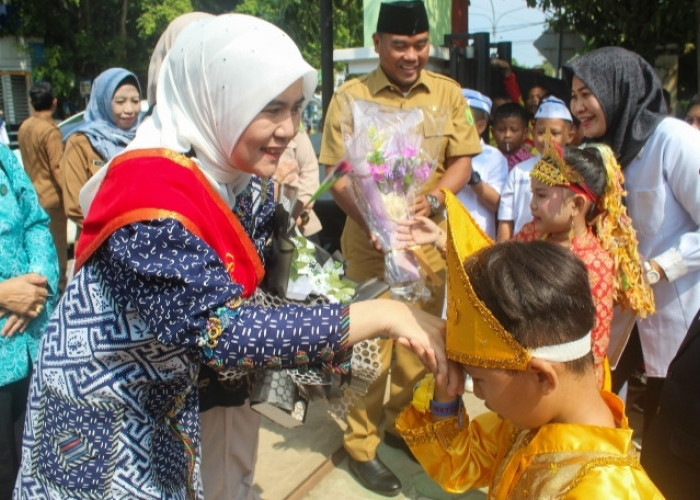 Bunda Paud Muba Hj Triana Disambut Bahagia di TK dan SD, Minta Sekolah Terapkan Pembelajaran Menyenangkan