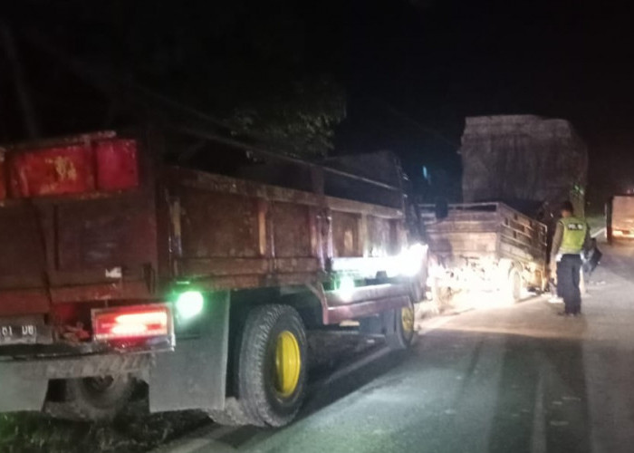 Grand Max Tabrak Buntut Fuso Parkir di Srigunung, Begini Nasib Sopir dan Penumpangnya