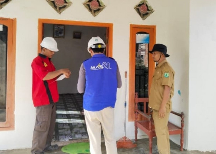 PLN Cek Instalasi Listrik Warga, Desa Berlian Makmur Bersiap Sambut Peralihan dari MEP