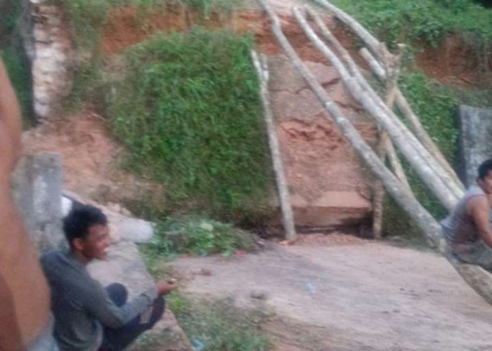 Jembatan Ambruk, Warga 2 Desa di Kecamatan Lais Ini Tidak Bisa Keluar Desa