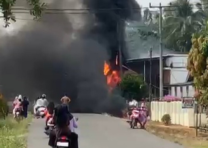 Diduga Korsleting Listrik, Kebakaran Pom Mini di Keluang Hanguskan Puluhan Juta Rupiah