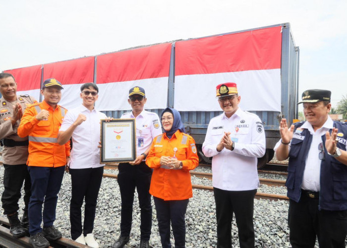 Sekda Sumsel Apresiasi PT KAI Pecahkan Rekor MURI Pemasangan Bendera Merah Putih Terbanyak di Gerbong KA