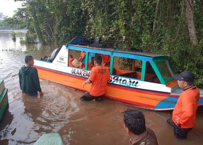 Hantam Gelombang, Rombongan Perangkat Desa Nyaris Tenggelam 