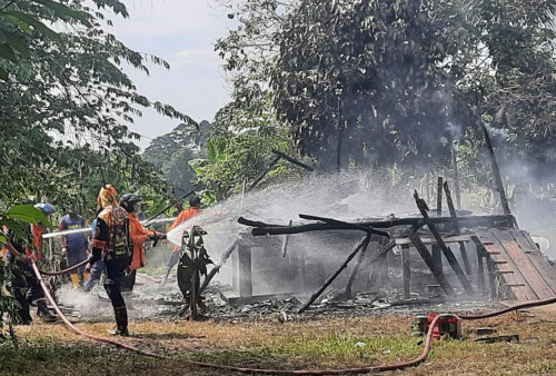 Breaking News, Satu Rumah di Belakang SD 8 Model Sekayu Hangus Terbakar