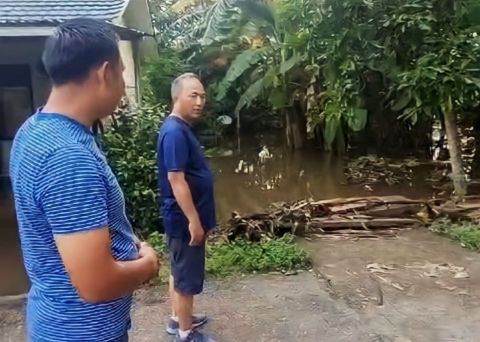 Jalan Kaki, Apriyadi Sambangi Warga Terdampak Banjir di Sekayu