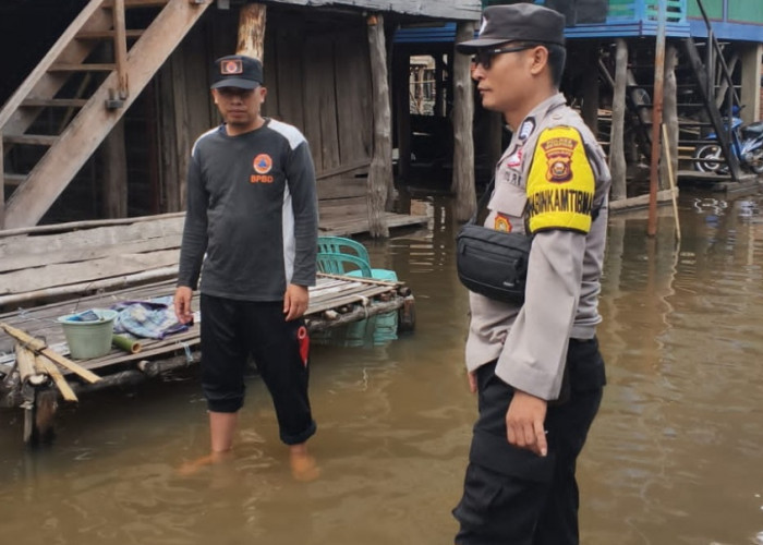 Debit Air Sungai Batanghari Naik, Bhabinkamtibmas dan BPBD Lais Intensifkan Pemantauan di Desa Petaling