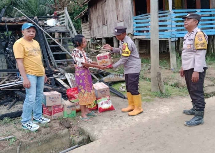 Polsek Keluang Beri Bantuan Korban Kebakaran di Tanjung Dalam