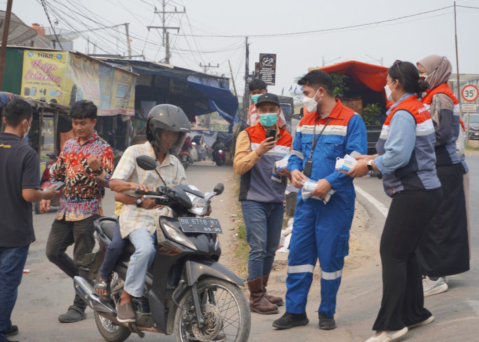 Respon Cepat Dampak Karhutlah, PHE Jambi Merang Bagikan Masker Gratis ke Warga