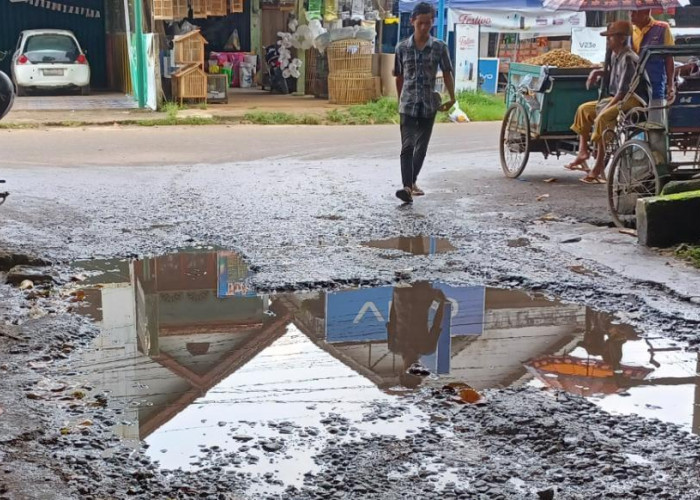 Jalan Masuk Pasar Perjuangan Sekayu Tak Pernah di Perhatikan, Kondisinya Rusak dan Becek