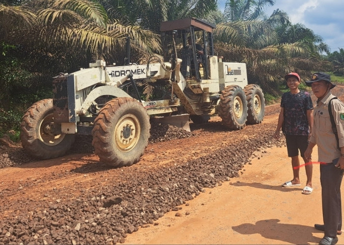 Pemdes Cinta Damai Lakulan Pengerasan Jalan Poros Desa, Hasil Swadaya Masyarakat dan Pihak Ketiga
