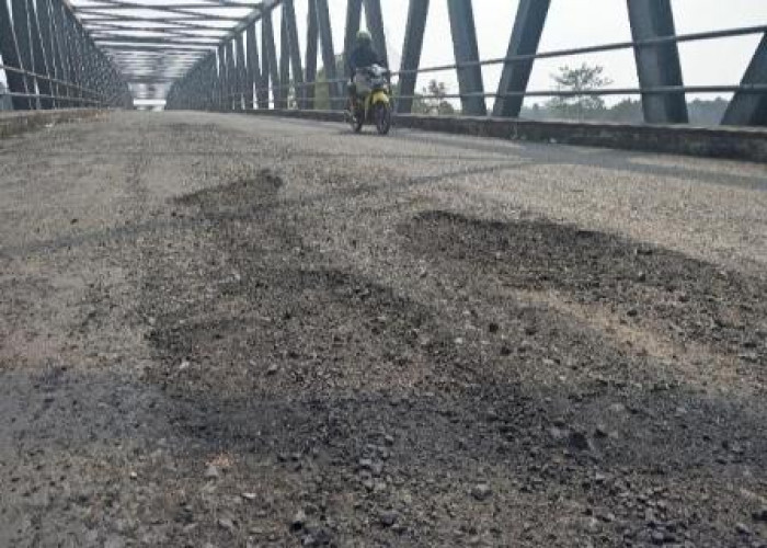 Aspal Jembatan Muara Rawas Mulai Rusak  