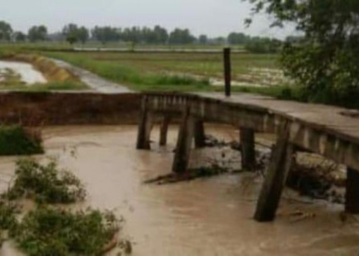 Banjir Hancurkan Jembatan Penghubung Antar Desa di OKU Timur Sumatera Selatan