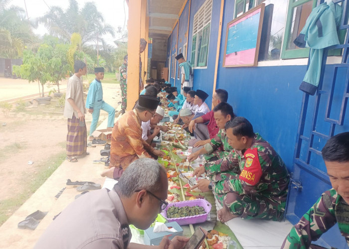 'Ambil Alih' Dapur Ponpes Darul Ulum, Babinsa Sanga Desa Kompak Masak dan Ngeliwet Bareng Santri