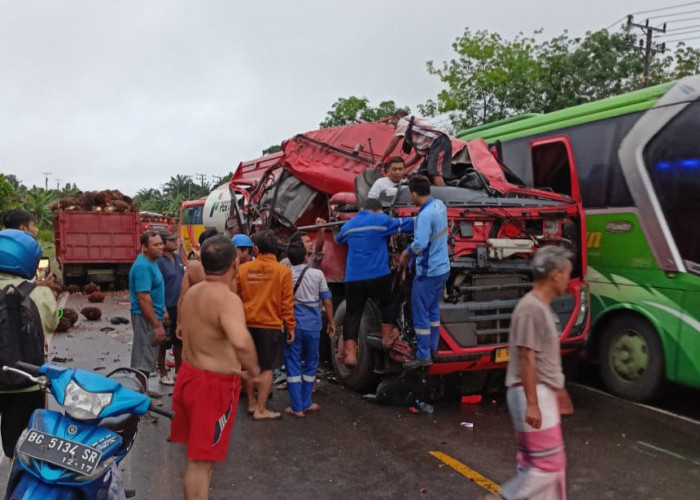 Breaking news : Tangki Pertamina Terlibat Kecelakaan Dengan Truk Sawit di Srigunung, Jalintim Tersendat