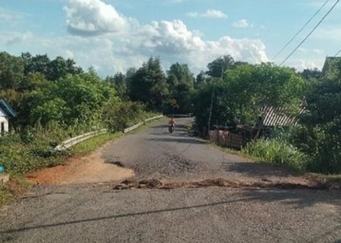 Oprit Jembatan di Desa Tanah Abang Muba Berlubang Cukup Dalam, Bahayakan Pengguna Jalan