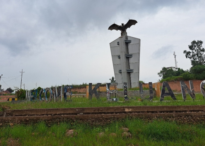 Areal Tugu Keluang Terlihat Kurang Terawat, Dipenuhi Rumput