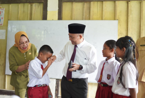 Bereskan Kelas Rusak Hingga Perbaiki Rumah Penjaga Sekolah di Muba