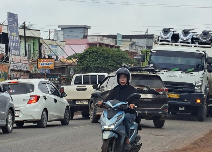 Pasar Sungai Lilin Ramai di Minggu Pagi, Lalu Lintas Jalintim Palembang–Jambi Tersendat