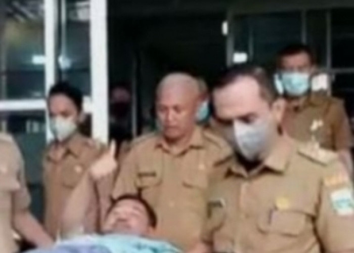 Tengah Mimpin Rapat,  Bupati Ini Kena Serangan Jantung, Langsung Dievakuasi  Kerumah Sakit