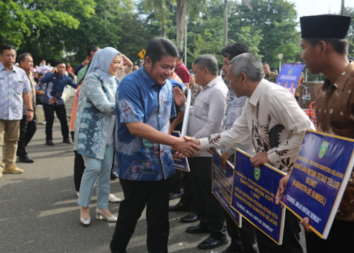 Herman Deru Salurkan Bantuan Peralatan, Pelaku  Usaha  Optimis  Perekonomian  Pelaku UMKM Kian Membaik