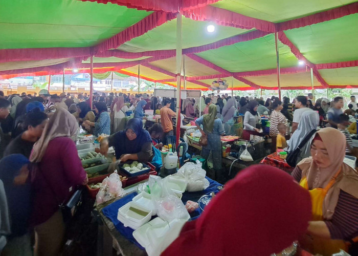 Hari Pertama Ramadhan, Warga Serbu Pasar Bedug di Masjid Agung Sungai Lilin