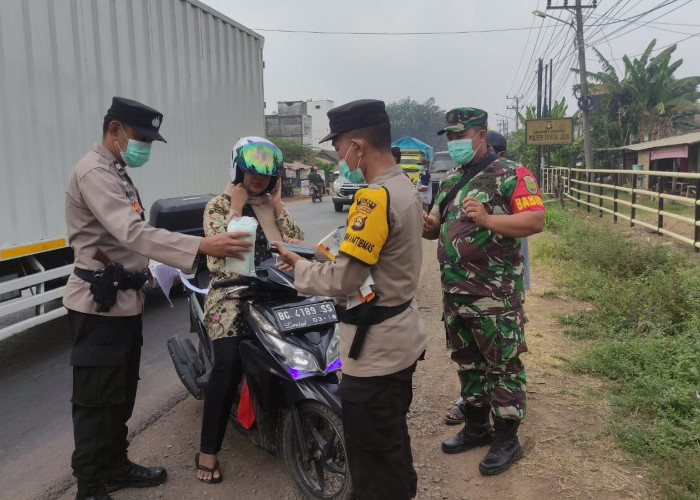 Pengurus Bamukoi Bersama Forkopimcam Sungai Lilin Bagikan Masker