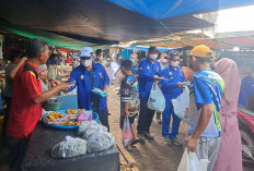Peduli Kabut Asap, PT Hindoli dan SPSI Bagikan Masker di Pasar Sungai Lilin