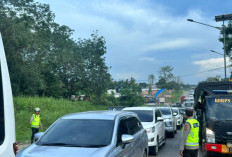 Dari Tarik Arus hingga Sahur di Jalan, Polisi Berpacu Lawan Macet Jalintim Saat Puncak Mudik