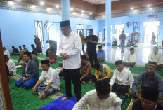 Pulang Kampung, Wagub Sumsel Cik Ujang Salat Jumat Bersama Warga Desa Lebak Budi