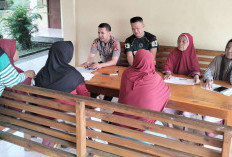 Bantu Warga Perbarui Data Bansos, Polsek Plakat Tinggi Diserbu Puluhan Warga