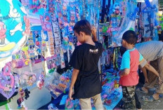 Usai Lebaran, Pedagang Mainan 'Bangkit' di Tengah Ramainya Pesta Hajatan Warga