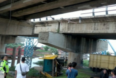Truk Tanpa Muatan Terjun dari Jembatan Keramasan Palembang, Diduga As Setir Lepas