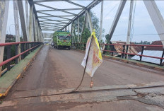 Besi Jembatan Sungai Lilin Naik ke Tengah Jalan, Pengguna Jalintim Palembang–Jambi Terancam Bahaya