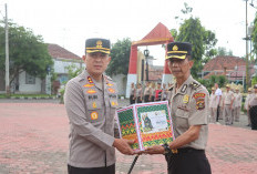 Jelang Lebaran, Kapolres Muba Bagikan Bingkisan untuk Personel dan Perintahkan Pendirian Posko Mudik