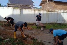 Gotong Royong Warga RT 05 Sungai Lilin Jaya Perbaiki Jalan Lingkungan dengan Dana Swadaya