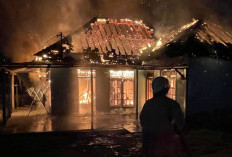 Rumah Warga Bayung Lencir Terbakar Malam Hari, Respons Cepat Petugas Cegah Korban Jiwa