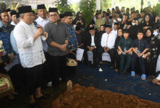 Azan Terakhir Sang Putra Iringi Pemakaman H. Alex Noerdin di TPU Kebun Bunga Palembang