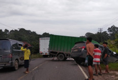 Nekat Salip di Tanjakan, Truk Cold Diesel Tabrakan dengan Innova di Jalintim Sungai Lilin