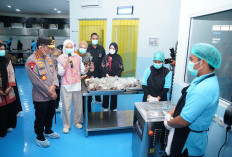 Kapolri Tinjau Layanan Gizi Polri di Palembang, Apresiasi Relawan yang Jadi Ujung Tombak Program Sosial