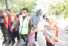 Ramadan Penuh Kepedulian, DWP BPKAD Muba Bagikan Takjil untuk Pengendara di Sekayu