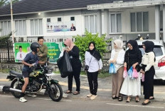 Ramadan Penuh Kepedulian, Pegawai Disnakertrans Muba Turun ke Jalan Bagikan Ratusan Takjil untuk Warga