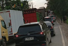 Truk Trailer Terguling di Jalintim Bayung Lencir Picu Macet Puluhan Kilometer